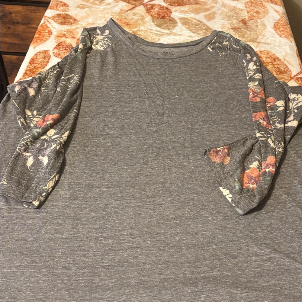 Gray Floral Sleeve Top from torrid
